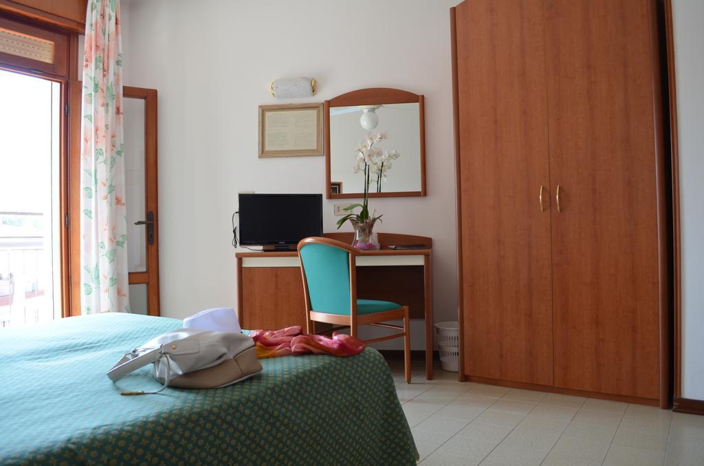 Hotel Berna เอราเกลอามาเร ภายนอก รูปภาพ